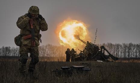 Tentara Ukraina menembakkan sistem artileri Pion ke posisi Rusia di dekat Bakhmut, wilayah Donetsk, Ukraina, Jumat, 16 Desember 2022. Militer Ukraina mengatakan pasukan Rusia menyerang target-target di wilayah Zaporizhzhia. 