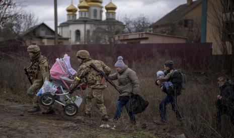 Tentara Ukraina tengah melakukan evakuasi warga.