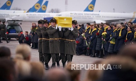 Iran Jera Berbagi Bukti Penyelidikan Pesawat Ukraina. Tentara Ukrainia membawa peti jenazah korban pesawar Ukraine International Airlines nomor penerbangan 752 dalam upacara militer di Boryspil International Airport, pinggiran Kiev, Ukraina.