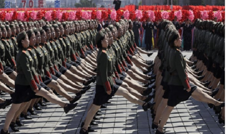 Tolak Tawaran Korsel, Korut Siap Kirim Militer ke Perbatasan. Foto ilustrasi: Tentara wanita Korut berparade dalam hari perayaan pendirian negara Korut, Ahad (9/9).