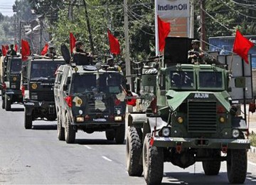 Tentara India melakukan patroli ketat di jalan-jalan di ibukota Kashmir, Srinagar.