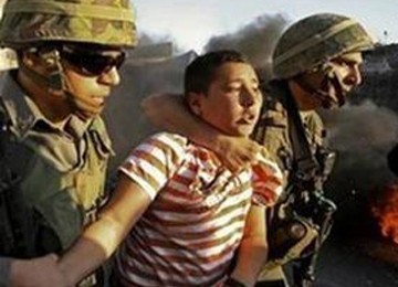 Tentara Israel membekuk anak Palestina