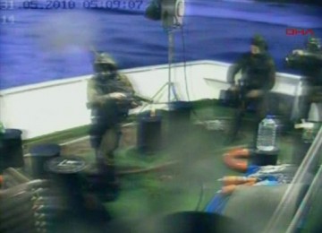 Tentara Israel menembaki relawan di Kapal Mavi Marmara.