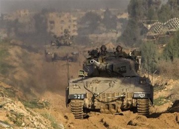 Tentara Israel mengendarai tank di dekat perbatasan Gaza, Israel selatan.