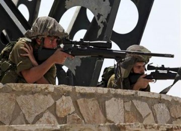 Tentara Israel siaga di perbatasan Israel-Lebanon.