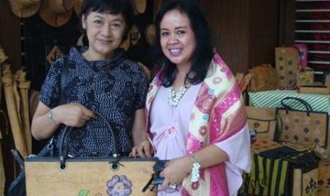 Tentrem Sriminarsih bersama Nani Sakri, model 70-an kini menekuni seni lukis batik, di stan produk-produk dari kain kulit kayu.