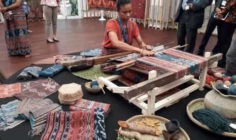 Tenun Watubo dari Flores dengan pewarna alami menjadi daya tarik wastra Nusantara di Pertemuan Tahunan Dana Moneter Internasional (IMF) - Bank Dunia (World Bank) 2018 Bali.