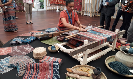 Tenun Watubo dari Flores dengan pewarna alami menjadi daya tarik wastra Nusantara di Pertemuan Tahunan Dana Moneter Internasional (IMF) - Bank Dunia (World Bank) 2018 Bali. 