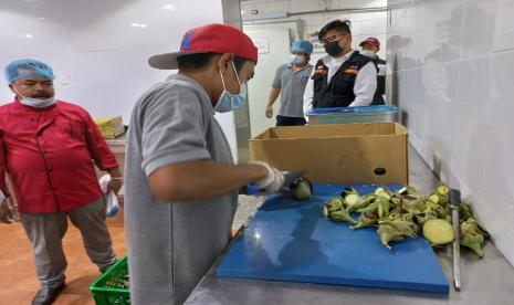  Makkah Setujui 195 Penyedia Katering Haji. Foto:  Tepat 08.33 WAS Tim Sanitasi and Food Security berangkat untuk melakukan inspeksi ke tiga dapur Katering jamaah haji yaitu Al Ahmadi Katering, Makram Katering dan Uhud Kitchen Katering. Dua pengelola makanan jamaah haji yakni Bahar Harr For Katering, Al Mazroi Kitchen sudah dinspeksi hasilnya layak dan memenuhi standar.