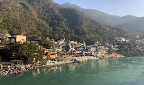 Tepi sungai Gangga terlihat sepi karena orang-orang menjauh sebagai tindakan pencegahan di Rishikesh, India, setelah sebagian gletser Nanda Devi terputus di daerah Tapovan di negara bagian utara Uttarakhand, Minggu, 7 Februari 2021. Pihak berwenang India melancarkan operasi pencarian pada Minggu setelah sebagian dari gletser gunung pecah, mengirimkan banjir besar dan puing-puing menghantam dua bendungan dan merusak sejumlah rumah.