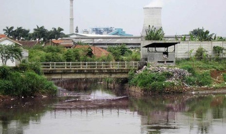 Tepian Sungai Citarum dipenuhi pabrik di daerah Dayeuhkolot dan Baleendah, Kabupaten Bandung, Rabu (26/2).