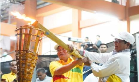 Tepuk tangan dan pekik teriakan sapaan warga menggema di area pintu masuk wilayah barat Stadion 2 Desember Kota Kandangan Kabupaten Hulu Sungai Selatan, menyambut kedatangan rombongan turun ke desa (turdes) Gubernur Kalsel atau Paman Birin, Sabtu malam (5/11/2022).