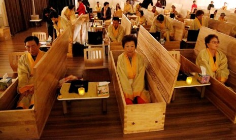 Terapi mati dan merasakan sensasi tidur di peti mati yang digelar Hyowon Healing Center di Seoul, Korea Selatan