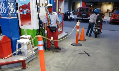 Terapkan Physical distancing, layanan prngisian BBM di SPBU Pertamina diatur jarak dan dibatasi dengan safety cone, Senin (30/3).