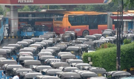 Terbatasnya Stasiun Pengisian Bahan Bakar Gas (SPBG): Puluhan Bajaj mengantre di SPBG di Pulo Gadung, Jakarta Timur, Senin (19/1).(Republika/ Yasin Habibi)