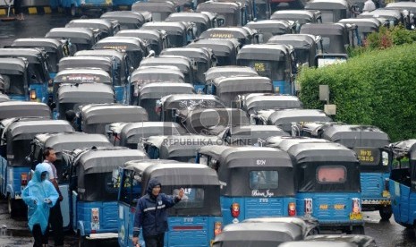 Terbatasnya Stasiun Pengisian Bahan Bakar Gas (SPBG): Puluhan Bajaj mengantre di SPBG di Pulo Gadung, Jakarta Timur, Senin (19/1).(Republika/ Yasin Habibi)