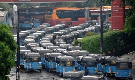 Terbatasnya Stasiun Pengisian Bahan Bakar Gas (SPBG): Puluhan Bajaj mengantre di SPBG di Pulo Gadung, Jakarta Timur, Senin (19/1).(Republika/ Yasin Habibi)