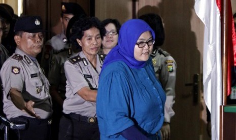 Terdakwa Afriyani Susanti dengan penjagaan ketat saat masuk ke ruang sidang  di Pengadilan Negeri Jakarta Pusat, Rabu (29/8).  (Adhi Wicaksono)