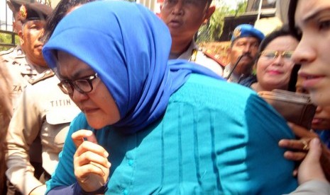 Terdakwa Afriyani Susanti memasuki mobil tahanan usai menjalani sidang vonis di Pengadilan Negeri Jakarta Pusat, Rabu (29/8).   (Zabur Karuru/Antara)