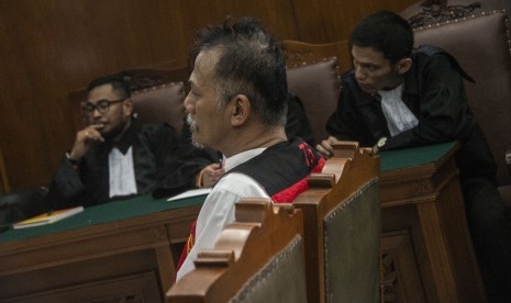 Terdakwa Aktor Senior Tio Pakusadewo (tengah) menjalani sidang putusan kasus penyalahgunaan narkotika di Pengadilan Negeri Jakarta Selatan, Jakarta, Selasa (24/7). 