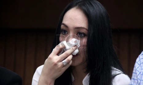  Terdakwa Angelina Sondakh menangis usai menjalani sidang putusan kasus korupsi penerimaan suap pengurusan anggaran di Kementerian Pemuda dan Olahraga serta Kementerian Pendidikan Nasional di Pengadilan Tipikor, Jakarta, Kamis (10/1).(Republika/Yasin Habib