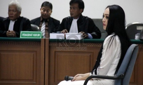 Terdakwa Angelina Sondakh mendengarkan putusan hakim di Pengadilan Tipikor, Jakarta, Kamis (10/1).  (Republika/Yasin Habibi)