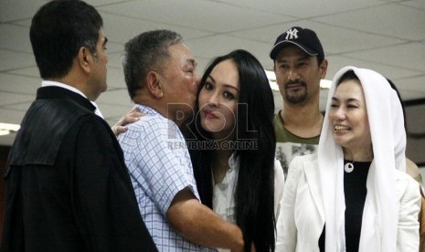   Terdakwa Angelina Sondakh (tengah) dipeluk ayahnya usai menjalani sidang putusan kasus korupsi penerimaan suap pengurusan anggaran di Kementerian Pemuda dan Olahraga serta Kementerian Pendidikan Nasional di Pengadilan Tipikor, Jakarta, Kamis (10/1).(Repu