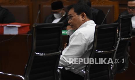 Terdakwa Azis Syamsuddin menyampaikan nota pembelaannya saat menjalani sidang pledoi kasus dugaan suap kepada mantan penyidik KPK AKP Stepanus Robin Pattuju untuk pengurusan perkara Dana Alokasi Khusus (DAK) Lampung Tengah di Pengadilan Tipikor, Jakarta, Senin (31/1/2022). Dalam pledoinya, mantan Wakil Ketua DPR tersebut membantah tuduhan suap dan beralasan pemberian uang tersebut untuk membantu Stepanus Robin Pattuju yang tengah kesulitan keuangan dan pengobatan akibat COVID-19. 