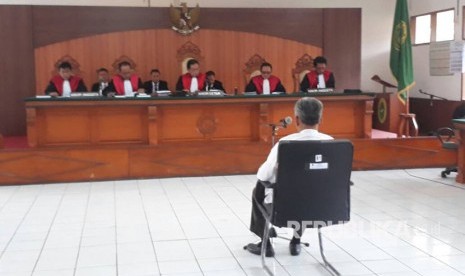 Terdakwa Buni Yani menjalani sidang perdana kasus dugaan pelanggaran Undang-Undang Informasi dan Transaksi Elektronik (ITE) di Pengadilan Negeri (PN) Bandung, Kota Bandung, Selasa (13/6).