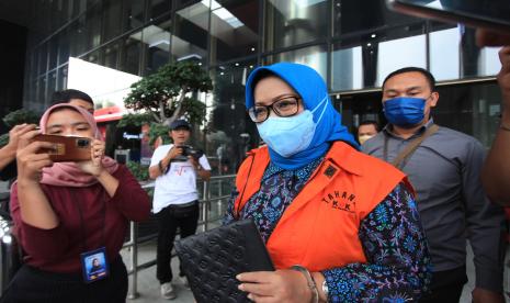 Terdakwa Bupati Bogor nonaktif Ade Yasin (kedua kanan) berjalan menuju mobil tahanan usai menjalani sidang pembacaan dakwaan secara virtual di Gedung Merah Putih KPK, Jakarta, Rabu (13/7/2022). Ade Yasin didakwa oleh Jaksa KPK memberi suap sebesar Rp1,9 miliar kepada empat pegawai Badan Pemeriksa Keuangan (BPK) agar Pemkab Bogor kembali meraih predikat wajar tanpa pengecualian (WTP) pada Laporan Keuangan Pemerintah Daerah (LKPD) Kabupaten Bogor Tahun Anggaran 2021. 