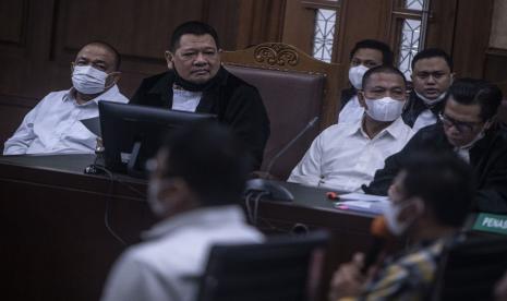 Terdakwa Bupati Nonaktif Langkat Terbit Rencana Perangin Angin (kiri) bersama kakaknya Iskandar Perangin Angin (kedua kanan) mengikuti sidang lanjutan di Pengadilan Tipikor, Jakarta, Senin (18/7/2022). Sidang itu beragendakan mendengarkan keterangan saksi-saksi kasus dugaan suap penerimaan hadiah atau janji terkait pengadaan barang dan jasa 2020-2022 di Kabupaten Langkat, Sumatera Utara. 