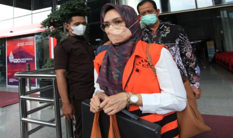 Terdakwa Bupati nonaktif Probolinggo Puput Tantriana Sari berjalan menuju mobil tahanan usai menjalani sidang lanjutan yang digelar secara daring dari Pengadilan Tipikor Surabaya, di Gedung KPK Jakarta, Kamis (7/4/2022). Puput Tantriana Sari merupakan terdakwa kasus dugaan penerimaan suap terkait seleksi kepala desa di Kabupaten Probolinggo,Jawa Timur Tahun 2021.