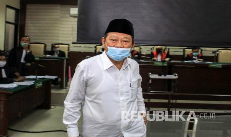 Terdakwa Bupati nonaktif Sidoarjo Saiful Ilah menjalani sidang dakwaan kasus korupsi di Pengadilan Tindak Pidana Korupsi (Tipikor) Juanda, Sidoarjo, Jawa Timur, Rabu (3/6/2020). Saiful Ilah menjadi terdakwa terkait kasus menerima suap pengadaan empat proyek infrastruktur di Dinas PUPR Kabupaten Sidoarjo sebesar Rp1,4 miliar.