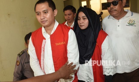 Terdakwa Direktur Utama First Travel Andika Surachman (kiri), Direktur Anniesa Hasibuan (kedua kanan), dan Direktur Keuangan Siti Nuraida Hasibuan (kedua kiri) dikawal petugas seusai menjalani sidang kasus dugaan penipuan dan penggelapan biro perjalanan umrah First Travel dengan agenda pembacaan pledoi di Pengadilan Negeri Kota Depok, Jawa Barat, Rabu (16/5).