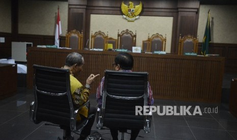 Terdakwa dugaan kasus korupsi KTP Elektronik Irman (kanan) dan Sugiharto (kiri) berbincang saat menjalani sidang lanjutan dengan agenda pembacaan tuntutan di Pengadilan Tindak Pidana Korupsi (Tipikor), Jakarta, Kamis (22/6).