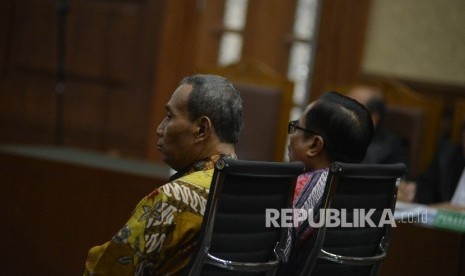 Terdakwa dugaan kasus korupsi KTP Elektronik Irman (kanan) dan Sugiharto (kiri) menjalani sidang lanjutan dengan agenda pembacaan tuntutan di Pengadilan Tindak Pidana Korupsi (Tipikor), Jakarta, Kamis (22/6).