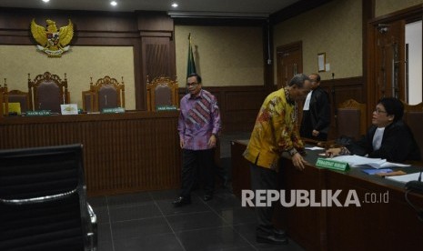 Terdakwa dugaan kasus korupsi KTP Elektronik Irman (kiri) dan Sugiharto (kedua) menjalani sidang lanjutan dengan agenda pembacaan tuntutan di Pengadilan Tindak Pidana Korupsi (Tipikor), Jakarta, Kamis (22/6).