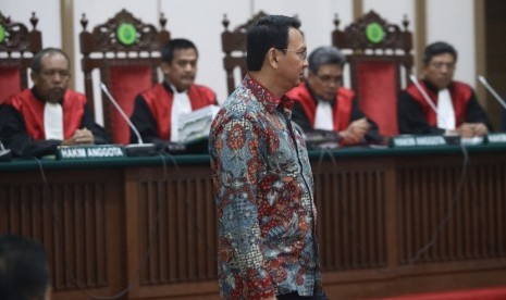 Terdakwa kasus penistaan agama yang juga Gubernur non aktif DKI Jakarta Basuki Tjahaja Purnama menghadiri sidang lanjutan ke-9 di Auditorium Kementerian Pertanian, Jakarta, Selasa (7/2).