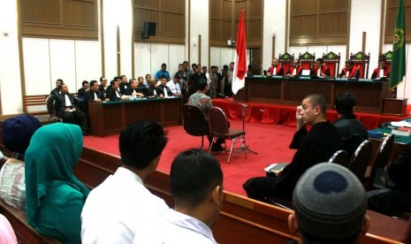 Terdakwa kasus penistaan agama yang juga Gubernur DKI Jakarta nonaktif Basuki Tjahaja Purnama menghadiri sidang lanjutan ke-9 di Auditorium Kementerian Pertanian, Jakarta, Selasa (7/2).