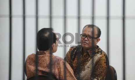 Terdakwa dugaan kasus suap dana Bansos di Prov Sumut Patrice Rio Capella (kanan) berbicara dengan kolega diruang tunggu Pengadilan Tindak Pidana Korupsi (Tipikor), Jakarta, Senin (23/11). 