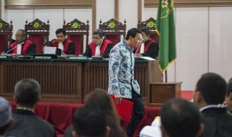 Terdakwa dugaan penistaan agama Basuki Tjahaja Purnama alias Ahok menjalani persidangan di Auditorium Kementerian Pertanian, Cilandak, Jakarta, Selasa (10/1)