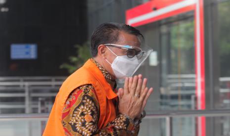 Terdakwa Gubernur Sulawesi Selatan nonaktif Nurdin Abdullah tiba di Gedung Merah Putih KPK untuk menjalani sidang lanjutan secara virtual, Jakarta, Jumat (5/11/2021). Sidang lanjutan kasus dugaan suap dan gratifikasi proyek pembangunan infrastruktur di Sulawesi Selatan itu beragenda pemeriksaan terdakwa