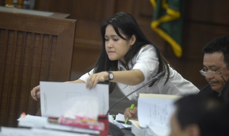 Terdakwa Jessica Kumala Wongso didampingi kuasa hukumnya menjalani sidang lanjutan perkara tewasnya Wayan Mirna dengan agenda mendengarkan keterangan saksi ahli di Pengadilan Negeri Jakarta Pusat. 