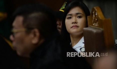 Terdakwa Jessica Kumala Wongso (kanan)