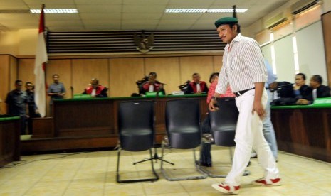 Terdakwa John Kei (kedua kiri) menuju ruang sidang di Pengadilan Negeri Jakarta Pusat.   (Zabur Karuru/Antara)