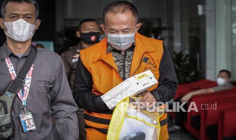 Terdakwa kasus dana bantuan Provinsi Jawa Barat tahun 2019 Ade Barkah Surahman (tengah) usai menjalani sidang lanjutan secara virtual di gedung KPK, Jakarta, Senin (13/9/2021). Sidang mantan Wakil Ketua DPRD Jawa Barat itu beragendakan pemeriksaan saksi yang dihadirkan Jaksa Penuntut Umum. 