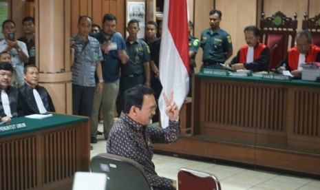 Terdakwa kasus dugaaan penistaan agama Basuki Tjahaja Purnama (Ahok) memberikan salam dua jari saat memasuki ruang sidang Koesumah Atmadja, Eks Gedung Pengadilan Negeri Jakarta Pusat, Selasa (27/12).