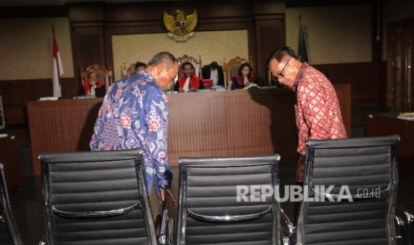 Terdakwa kasus dugaan kkasus korupsi proyek e-KTP, Mantan Dirjen Kependudukan dan Pencatatan Sipil Kemendagri Irman (kanan), dan mantan Direktur Pengelolaan Informasi Administrasi Kependudukan dan pencatatan Sipil Sugiharto (kiri)