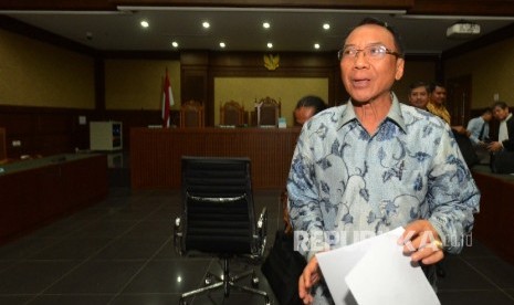  Terdakwa kasus dugaan korupsi Dana Operasional Menteri (DOM), gratifikasi Kementerian ESDM dan Kemenbudpar Jero Wacik memberikan keterangan kepada media usai menjalani sidang dengan agenda pembacaan vonis di Pengadilan Tipikor, Jakarta, Selasa (9/2).   (R