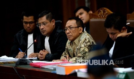 Terdakwa kasus dugaan korupsi Dana Operasional Menteri (DOM) di Kementerian ESDM dan Kemenbudpar serta penerima gratifikasi, Jero Wacik mendengarkan keterangan saksi Wapres Jusuf Kalla, Pengadilan Tipikor, Jakarta, Kamis (14/1). 